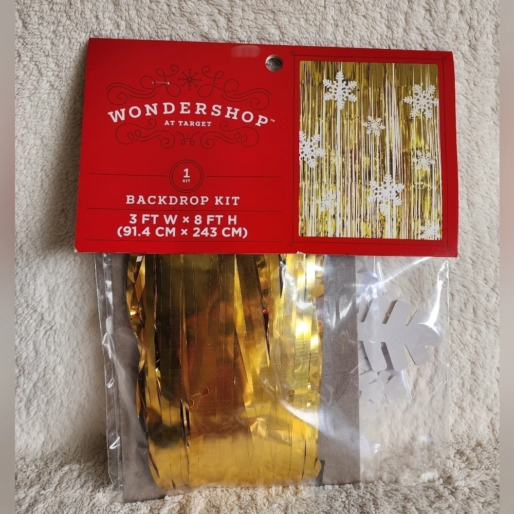 NWT Christmas Backdrop Kit Gold Foil with White Snowflakes Winter Party, 3 ×8 ft
